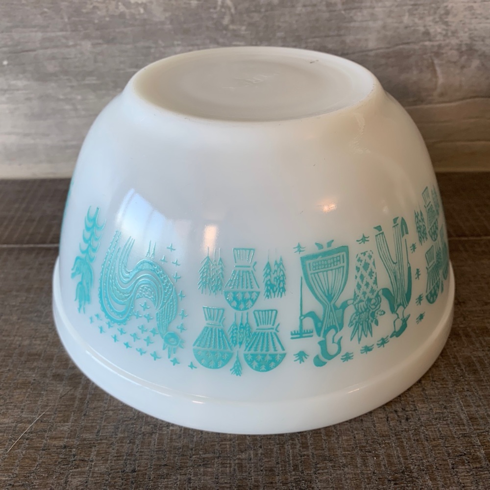 Vintage Pyrex Amish Butterprint Mixing Bowl # 402 White Turquoise 1.5 Qt - Picture 3 of 6